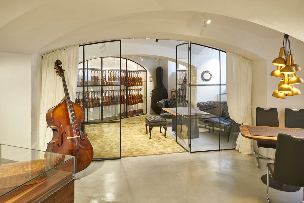 Im Musikzimmer können alle Instrumente ungestört gespielt werden bevor sie die Geige kaufen